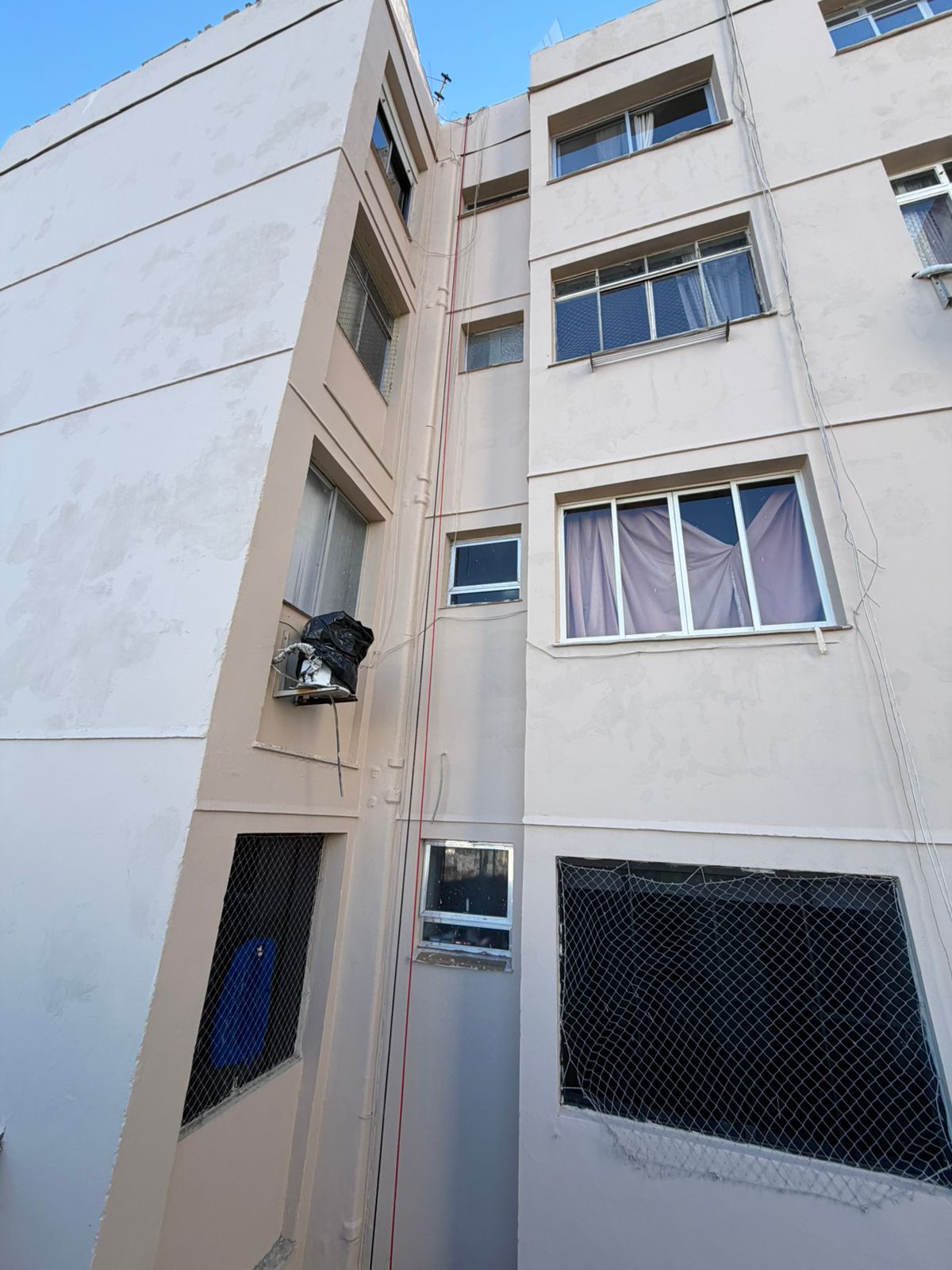 Fachada de prédio durante etapa de preparação