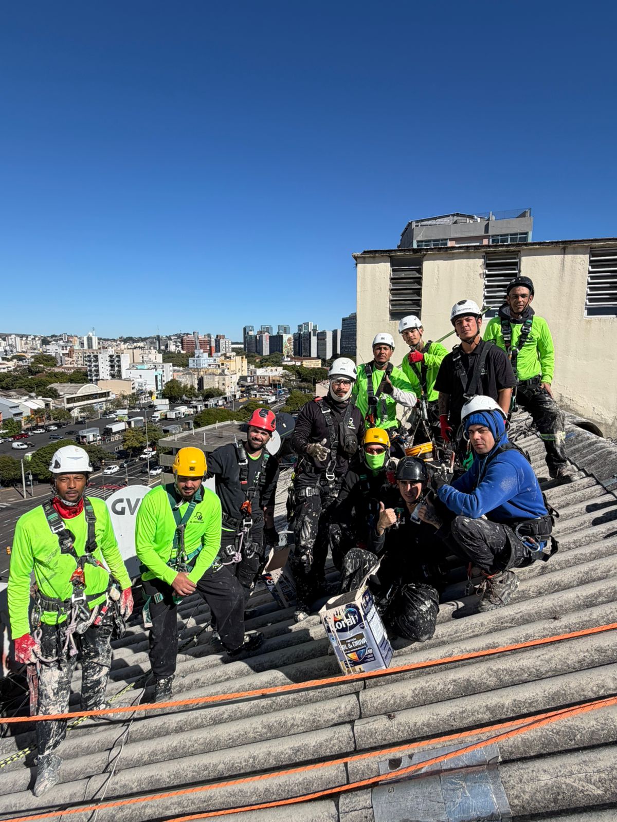 Equipe RL Reformas reunida no topo de um prédio após dia de trabalho