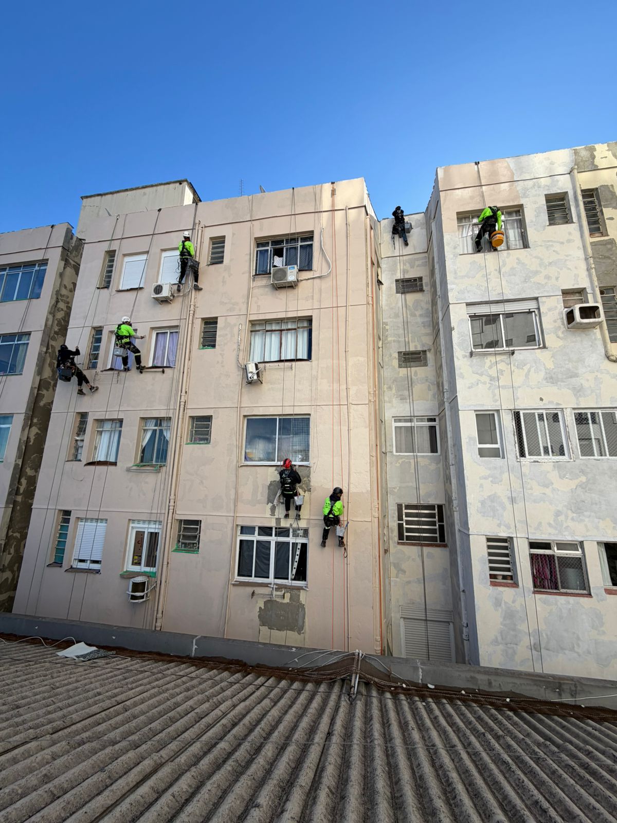 Equipe trabalhando em recuperação de fachada predial