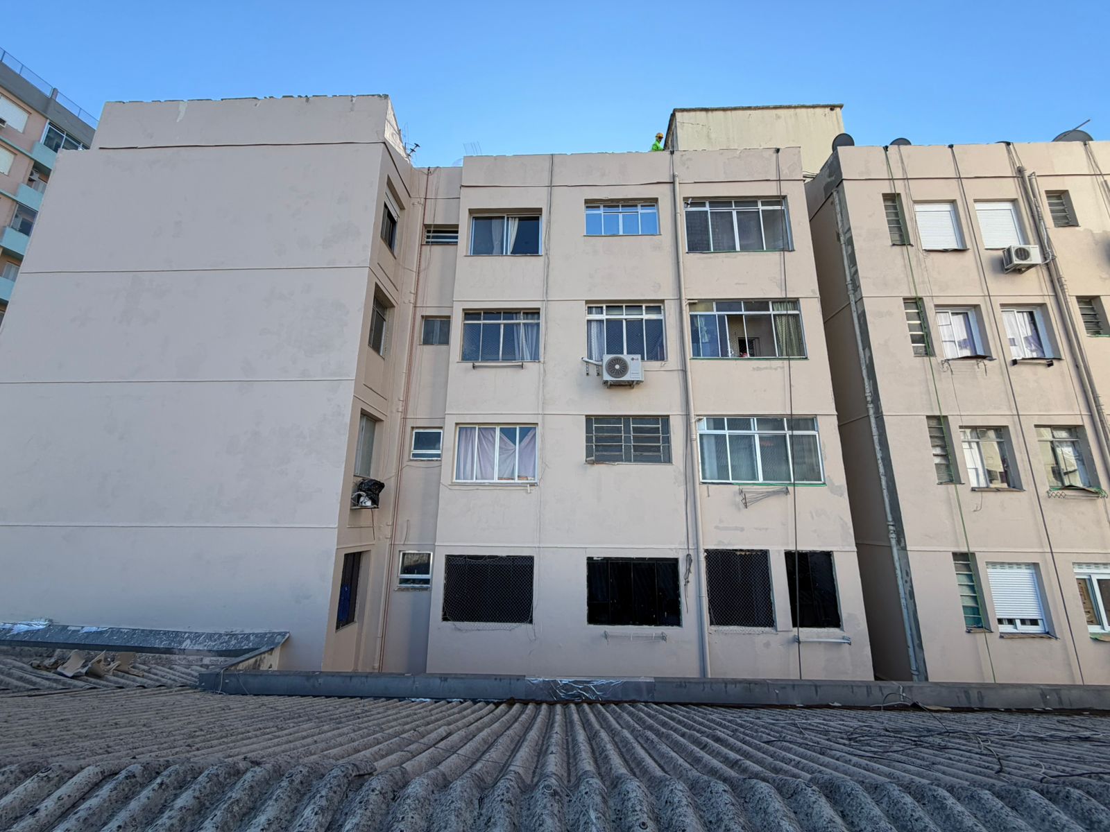 Fachada de prédio após a restauração da RL Reformas, com acabamento uniforme e renovado