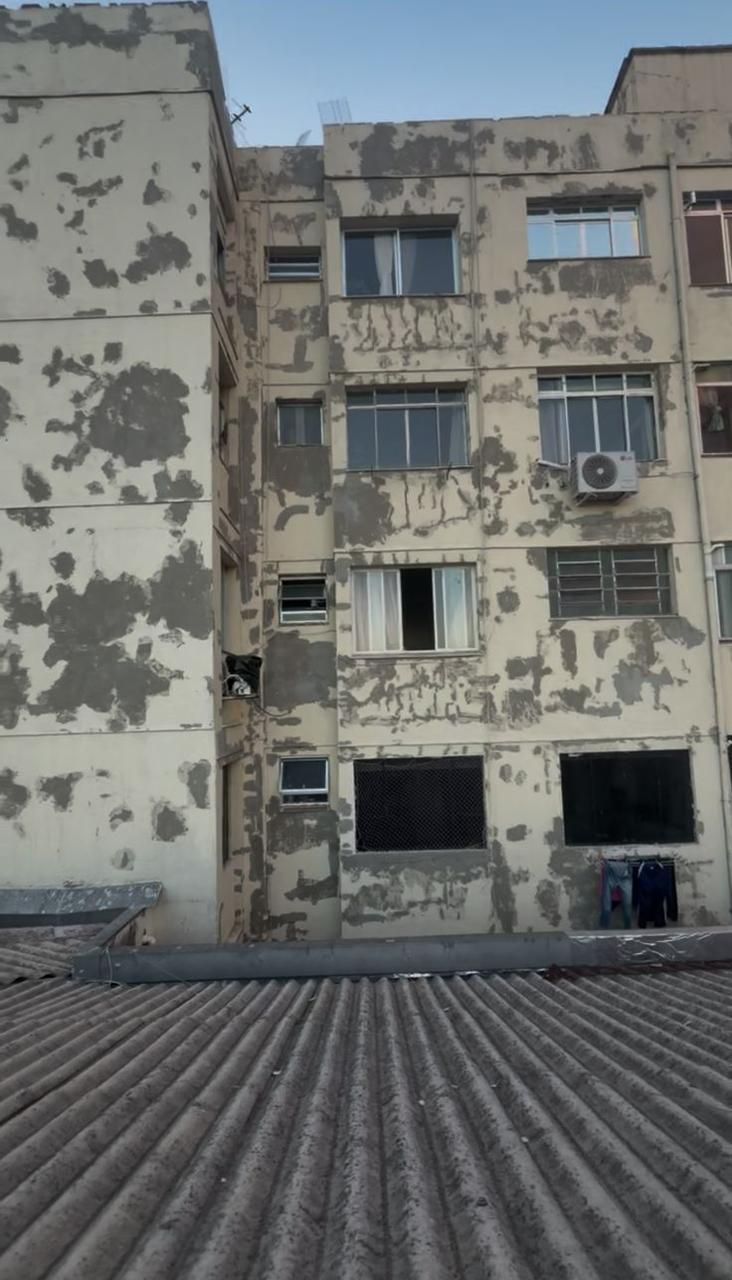 Fachada de prédio antes da restauração, com pintura desgastada e descascada