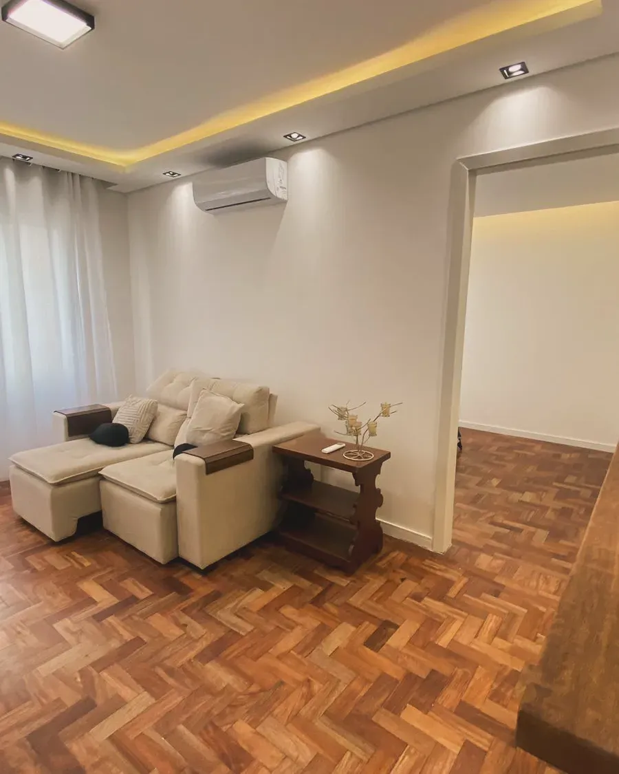 Sala reformada com sanca de gesso e iluminação