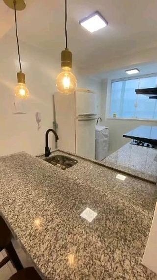 Cozinha com bancada em granito